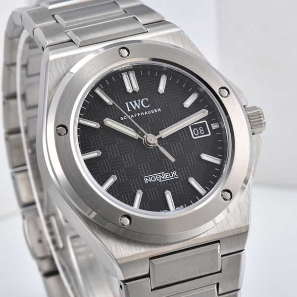 アイ・ダブリュー・シー側面デザイン